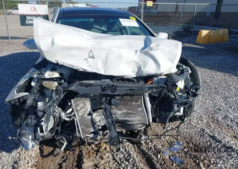 2011 Hyundai Sonata Hybrid z USA, uszkodzony, nr VIN KMHEC4A40BA008033